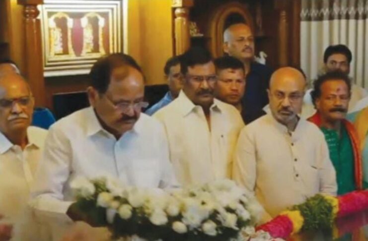 Former Vice President paid tribute to DSrinivas