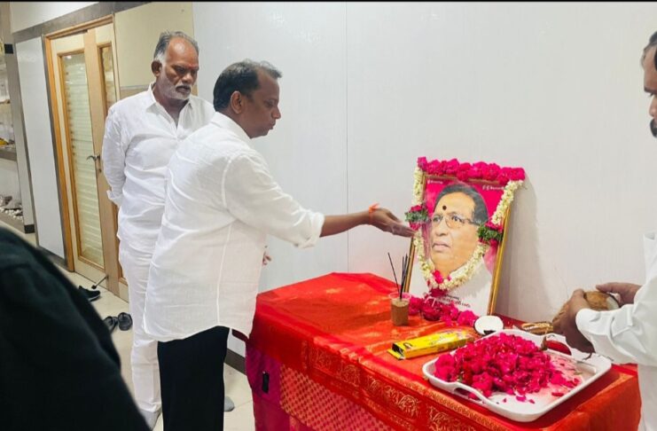 A grand floral tribute to Professor Jayashankar’s portrait